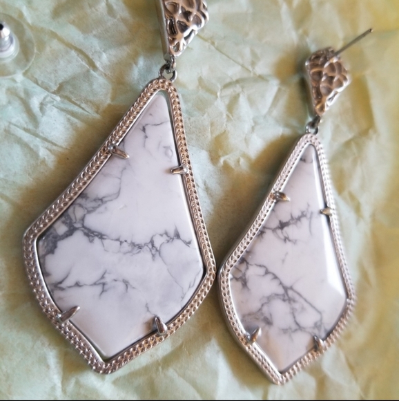 Kendra Scott Howlite Marble Alexis Earrings Silver - Picture 7 of 8